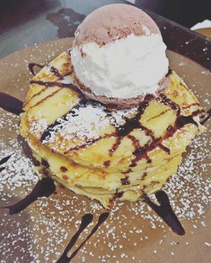 Kremalı ve dondurmalı çikolatalı gözleme.