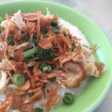 Tayland yemeği: Tavuklu Tayland usulü pirinç eriştesi.