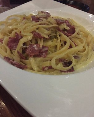 pastırmalı makarna ve parmesan peyniri.