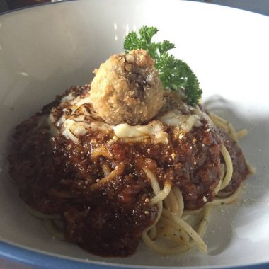 Yakın plan - et ve peynirli spagetti manzarası