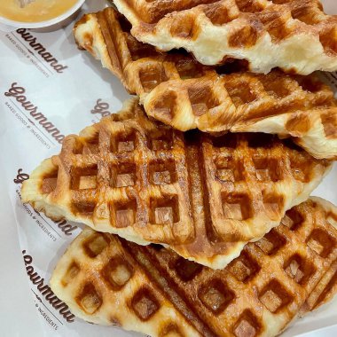 Kremalı ve reçelli waffle.