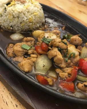 Sebzeli kızarmış tavuk.