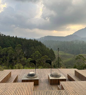 teras masası ve dağ manzarası