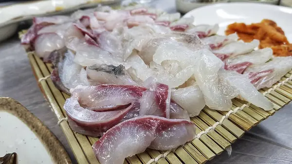 Baharatlı ve sebzeli ızgara kalamar.