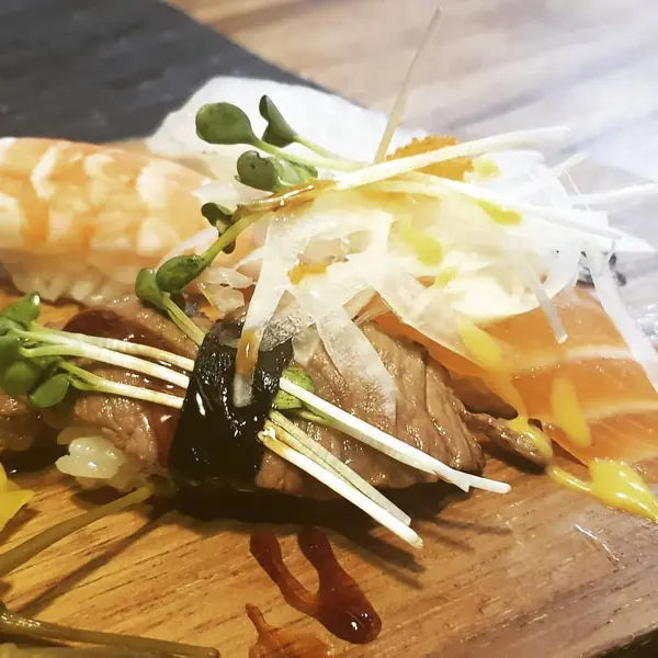 Ahşap arka planda suşi.