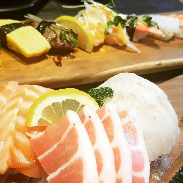 Somon ve karidesli suşi.