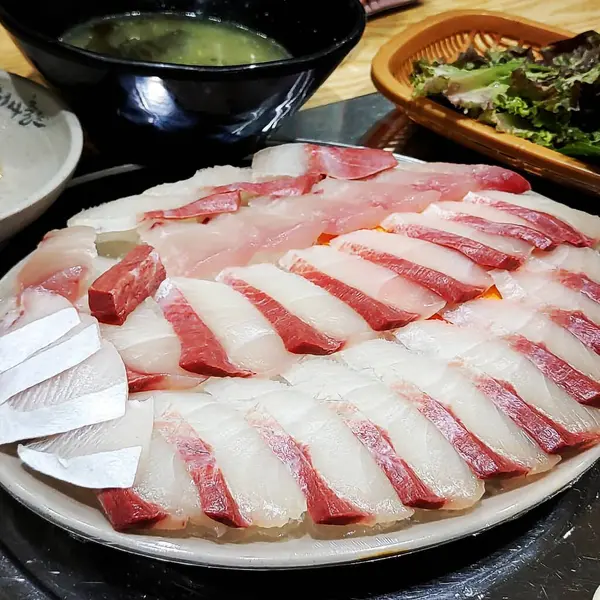 Mutfakta baharatlı ve otlu çiğ balık.