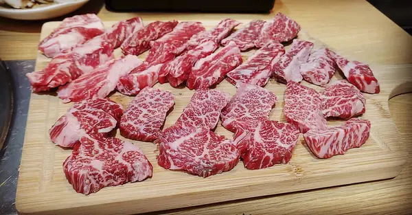 Baharatlı ve otlu taze biftek.