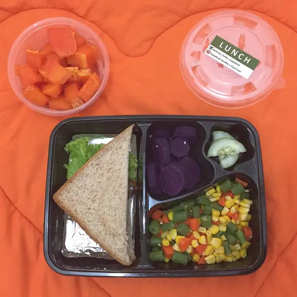 Tavuk ve sebzeli taze sağlıklı salata.