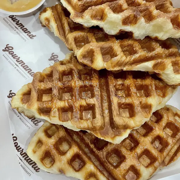 Kremalı ve reçelli waffle.