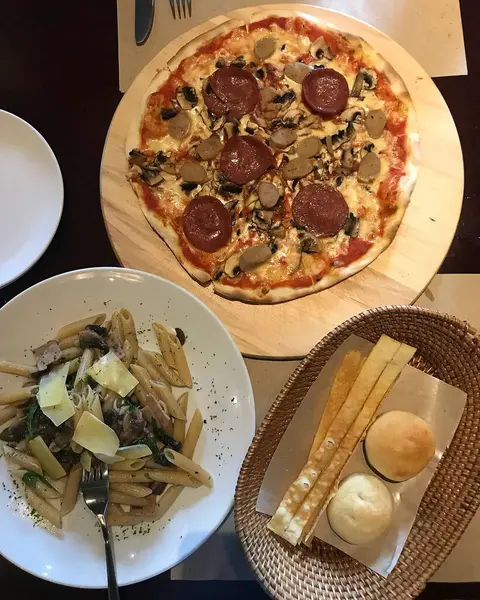 Pizza, İtalyan pizzası, malzemeler ve pizza.