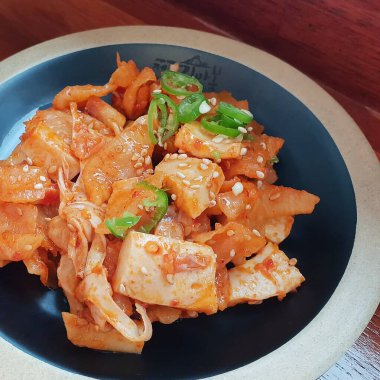 Karıştır - sebze ve soslu kızarmış domuz eti