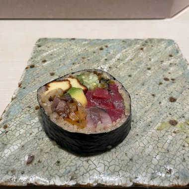 Siyah tabakta suşi, kapat.