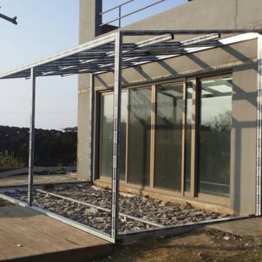 Modern bir apartmanın içinde.