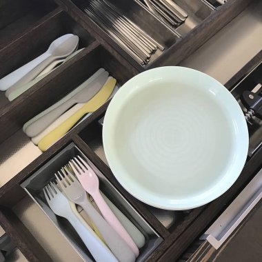 Masaya boş tabak ve bıçak.