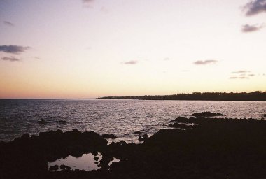 Denizin üzerinde güzel bir gün batımı