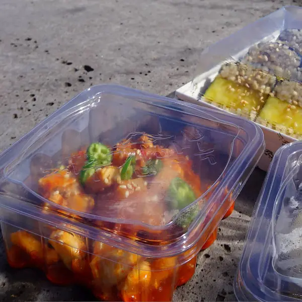 Farklı türde makarna ve sebzelerle dolu bir yemek kutusunun yakın çekimi.