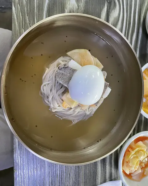 Kızarmış erişte ve yumurtalı Kore çorbası.