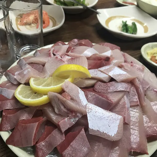 Bir kase çiğ balık