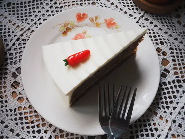 Kremalı lezzetli pasta ve beyaz tabakta böğürtlen