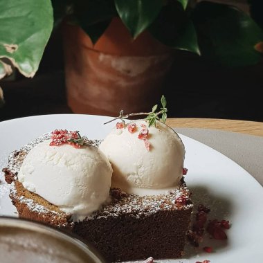 Dondurmalı kek ve bir fincan çay.