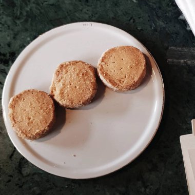 Çikolatalı ve kremalı kurabiyeler.