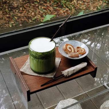 Çay ve çaydanlık masada.