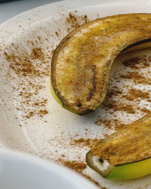 Tavada baharatlı ızgara kabak.