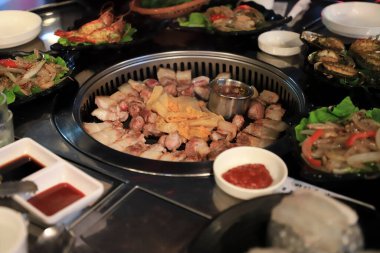 Lezzetli Asya yemeklerinin yakın görüntüsü