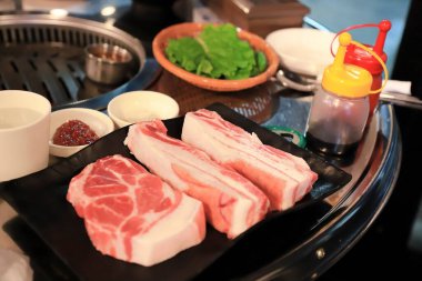 Sebze ve bitkilerle taze biftek.