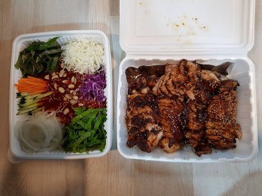 Kızarmış tavuk kanadı ve pilav