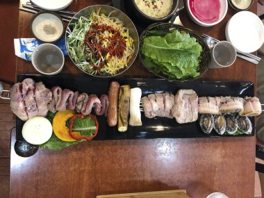 Lezzetli Asya yemeklerinin yakın görüntüsü