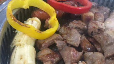 Baharatlı ve sebzeli ızgara tavuk.