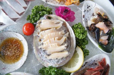 Deniz ürünleri tabağı ve taze deniz ürünleri.