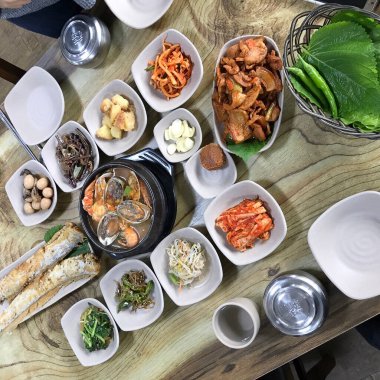 Tabaktaki çeşitli yiyeceklerin fotoğrafı.