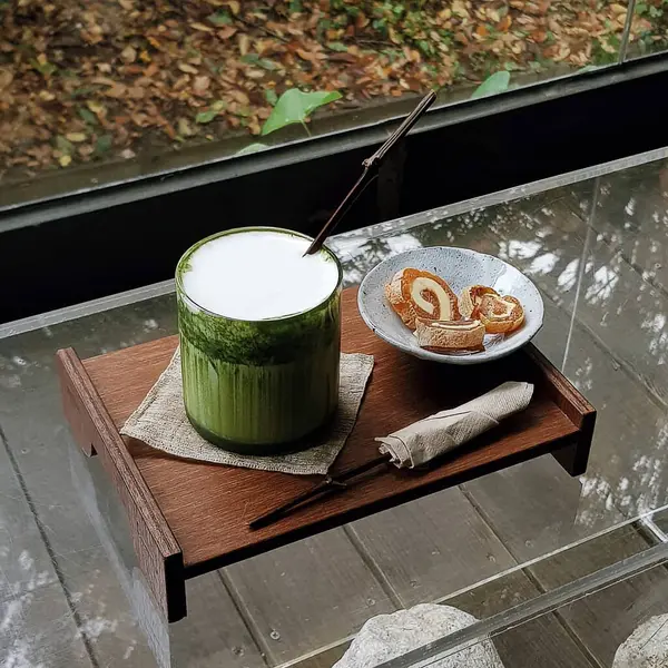 Çay ve çaydanlık masada.