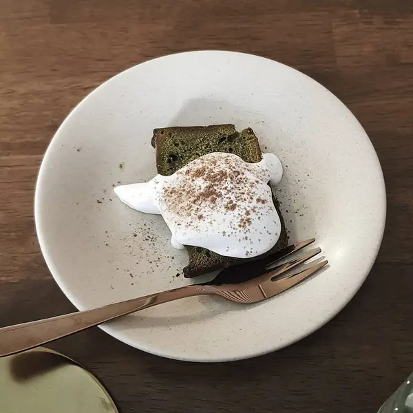 Tabağında dondurma olan lezzetli çikolatalı pasta.