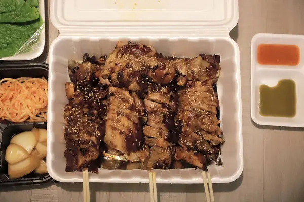 Geleneksel Kore yemekleri, gdanza, Kore yemekleri, pirinç eriştesi, soya sosu, soya ve diğer şeyler.