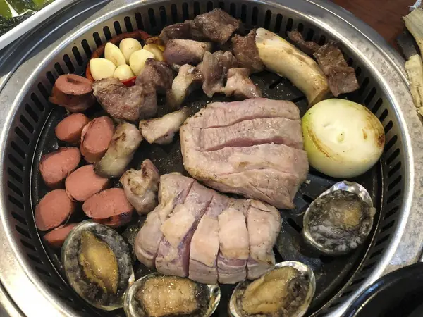 Sebze ve bitkilerle ızgara domuz bifteği.