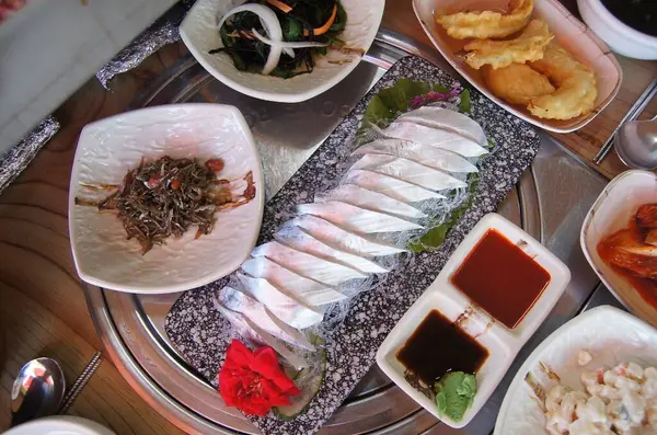 Bir sürü taze deniz ürünü.