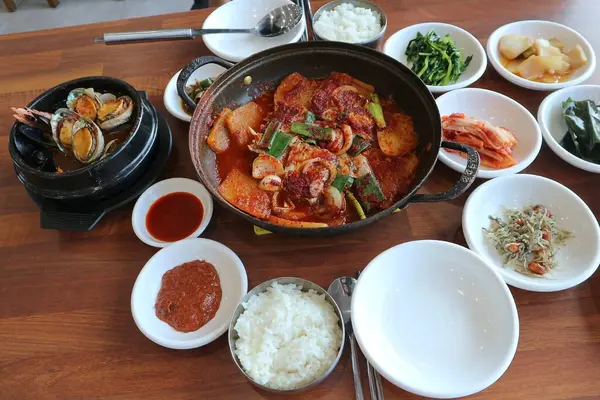 Lokantadaki lezzetli Çin yemeğinin yüksek açılı görüntüsü.