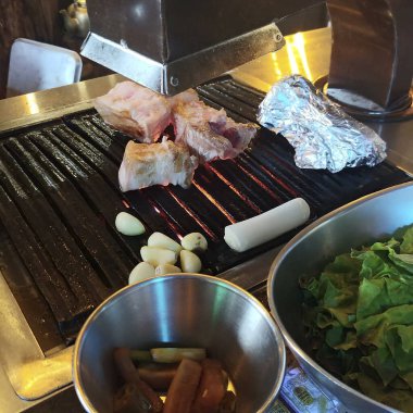 Mutfakta lezzetli bir yemeğin pişirme süreci