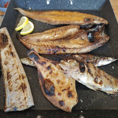 Baharatlı ve otlu ızgara balık.