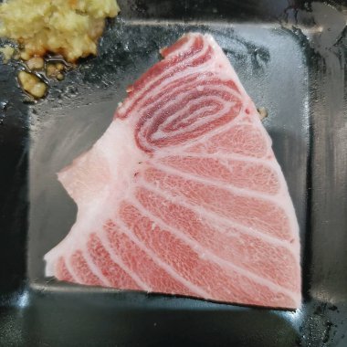 Taze çiğ domuz eti.