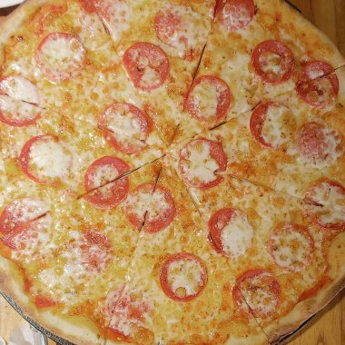 Domates peynirli ve sosisli pizza.