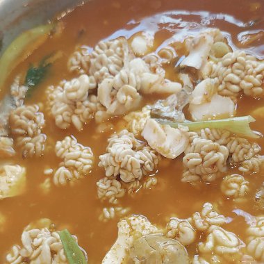 Tavuk ve sebzeli kızarmış pilav.