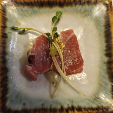 Yeşil salatalı ton balığı.