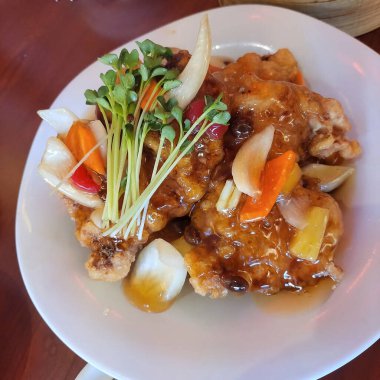 Sebze ve soslu kızarmış tavuk kanadı.