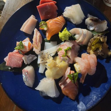 Japon suşisi masada, yakın plan..