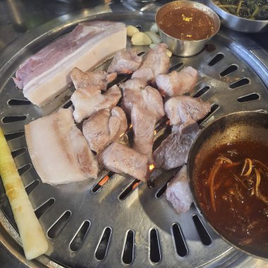 Biftek, sebze ve sosla yakın plan bir çekim.